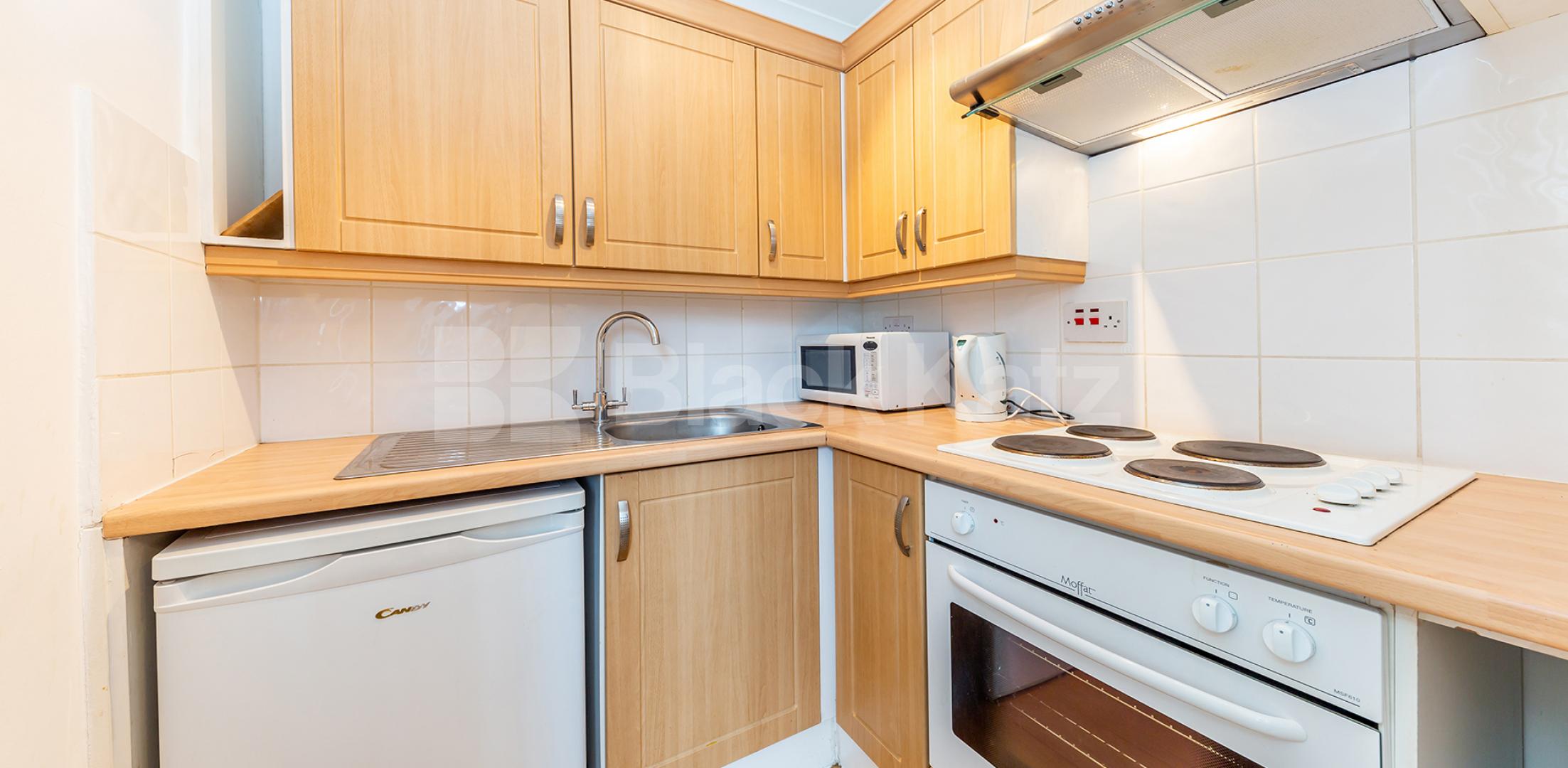 Spacious studio set in a secure private building overlooking Regents Park Cumberland Terrace, Regents Park / Marylebone